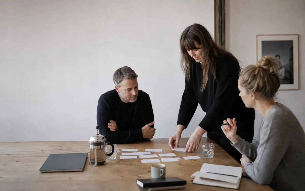 Ein Projektteam ordnet Ideen und Prioritäten anhand konkreter Beispiele.