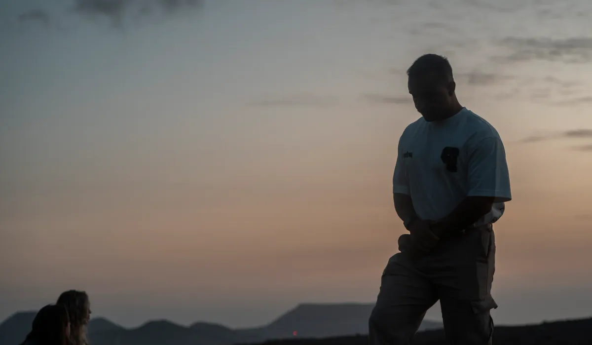Silhouette von Tino Fuchs in einer Berglandschaft bei Abendlicht