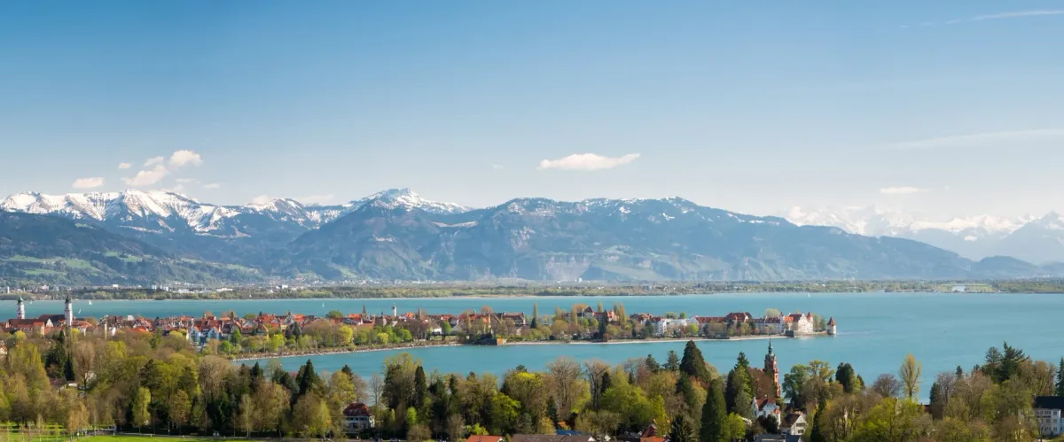 Panorama von Lindau und dem Bodensee mit den Alpen im Hintergrund