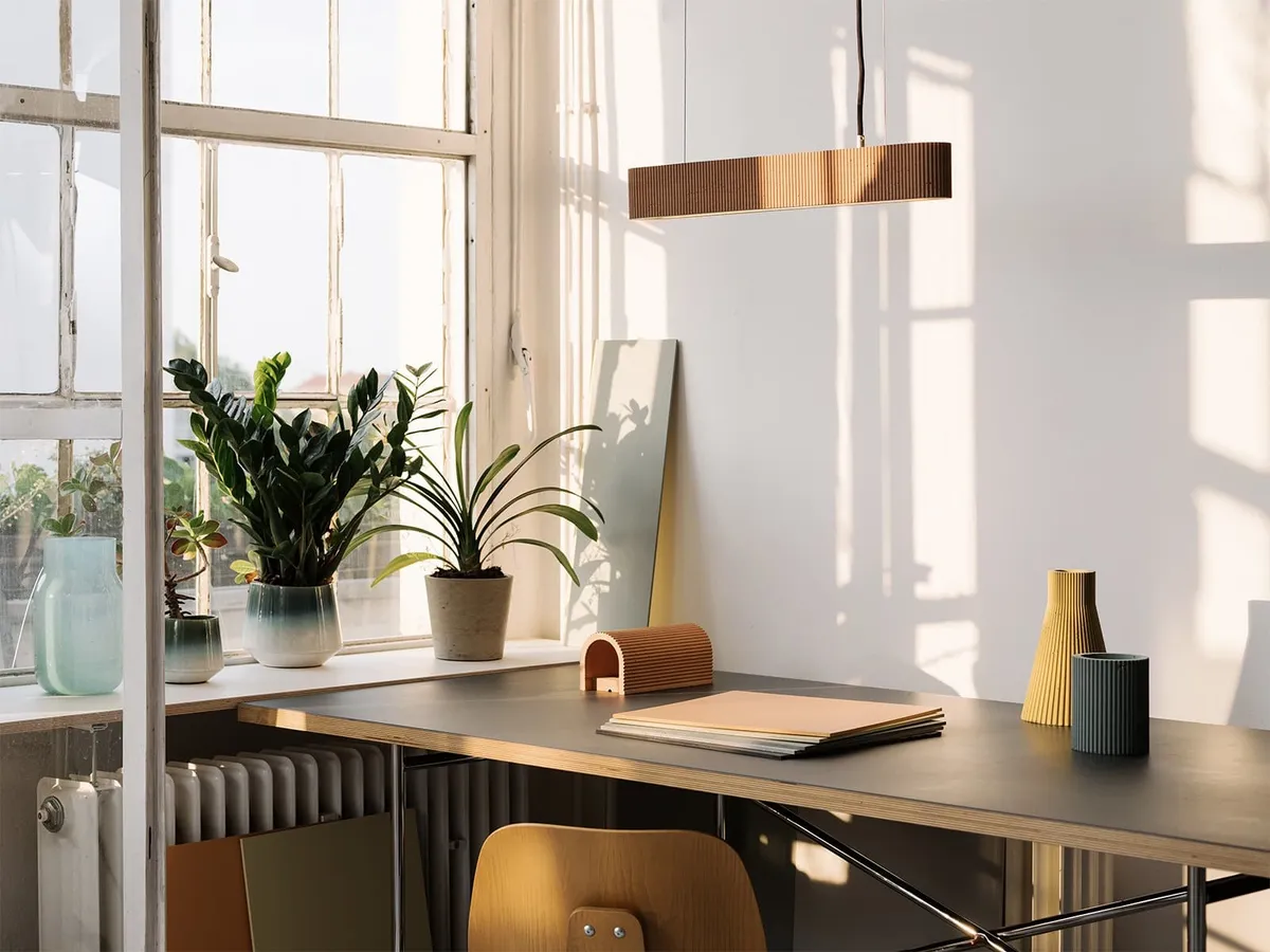 Helles Atelierinterieur mit einer handgefertigten GANTlights-Pendelleuchte