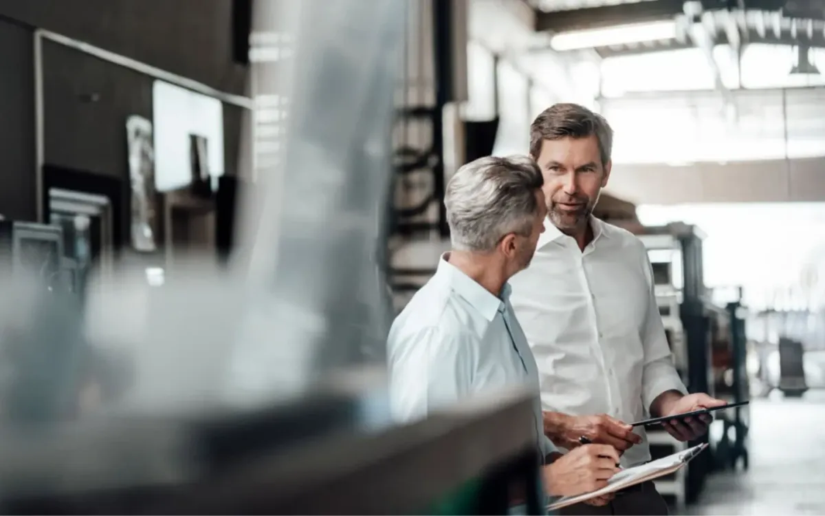 Zwei Ansprechpartner besprechen Gebäudetechnik in einem modernen Gebäude