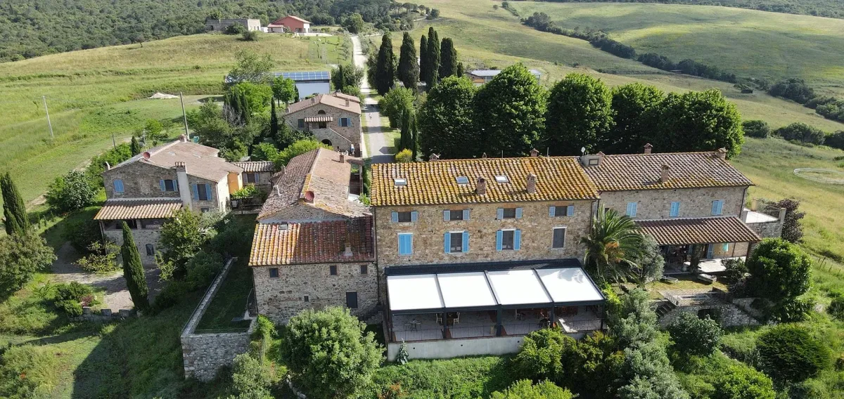 Luftaufnahme von Borgo Tignano mit historischen Steingebäuden in der toskanischen Landschaft
