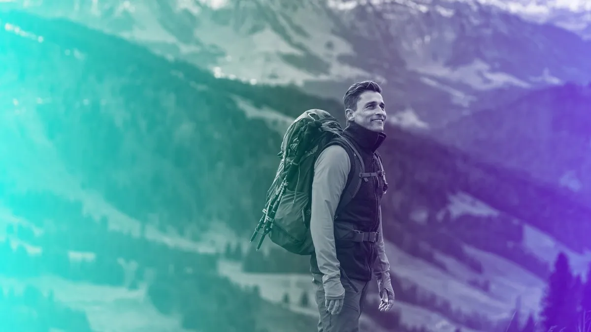 Bergsteiger vor einer Alpenkulisse mit türkis-violettem Farbverlauf für Your Life. Your Way.